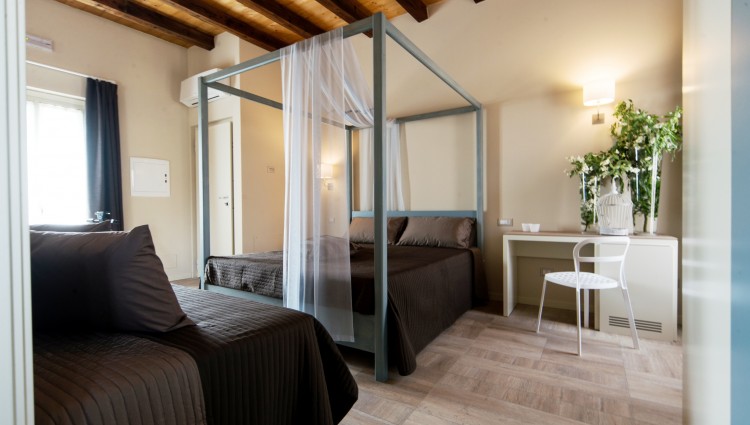 IN ESTATE PRENOTA IL TUO SOGGIORNO in una confortevole CAMERA a due passi dalle SPIAGGE del TICINO!