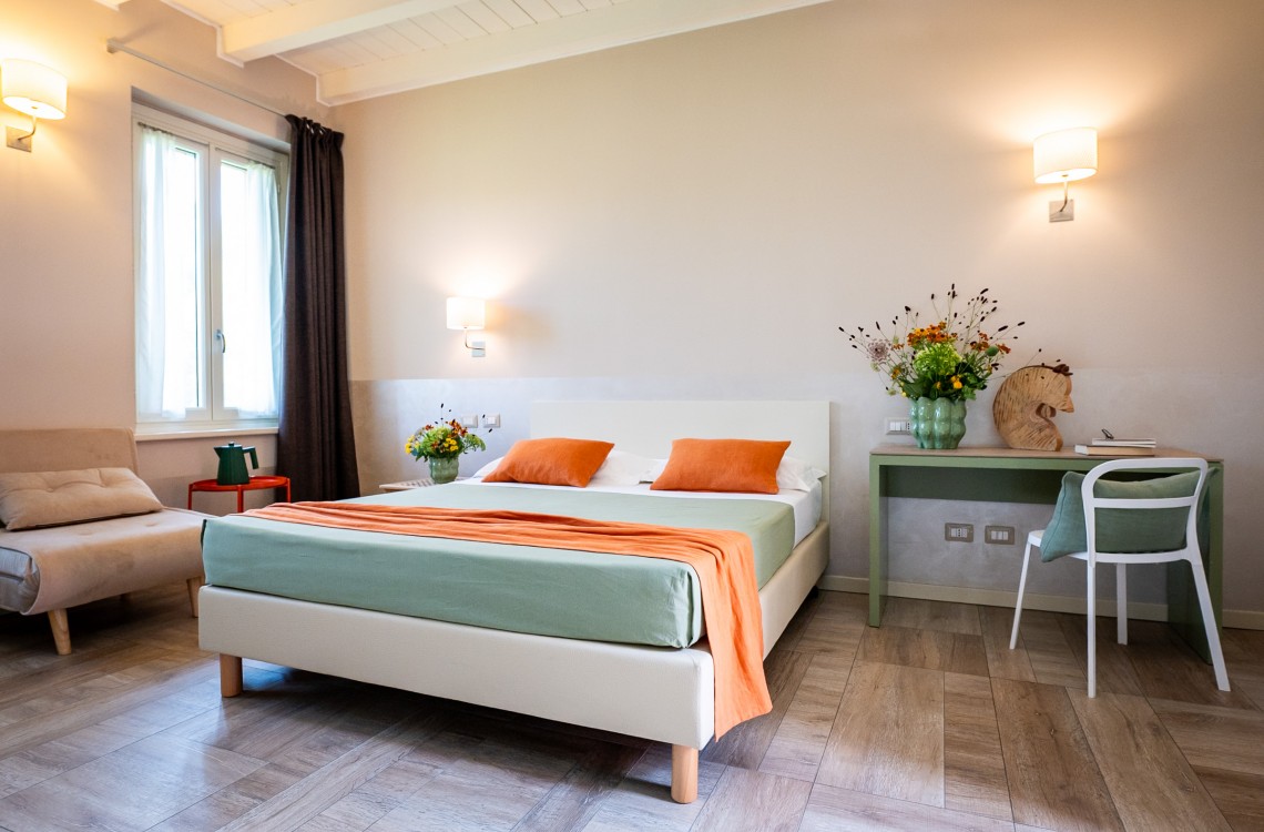 Situata al primo piano dell'edificio che chiude l'antica corte, questa spaziosa e luminosa camera doppia, anche ad uso singola, con balcone aperto sulla corte, è la location ideale per trascorrere le vostre vacanze o pernottare durante un viaggio di lavoro. Con una superficie totale di circa 30 mq, arredata in stile elegante e contemporaneo, dotata di comfort di ultima generazione, questa camera gode di una splendida vista sugli edifici circostanti e sulla nostra magica campagna.