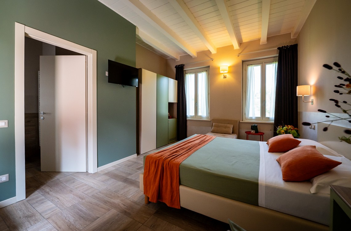 Situata al primo piano dell'edificio che chiude l'antica corte, questa spaziosa e luminosa camera doppia, anche ad uso singola, con balcone aperto sulla corte, è la location ideale per trascorrere le vostre vacanze o pernottare durante un viaggio di lavoro. Con una superficie totale di circa 30 mq, arredata in stile elegante e contemporaneo, dotata di comfort di ultima generazione, questa camera gode di una splendida vista sugli edifici circostanti e sulla nostra magica campagna.