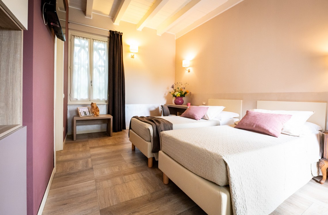 Situata al primo piano dell'edificio che chiude l'antica corte, questa spaziosa e luminosa camera doppia, anche ad uso singola, con balcone aperto sulla corte, è la location ideale per trascorrere le vostre vacanze o pernottare durante un viaggio di lavoro. Con una superficie totale di circa 30 mq, arredata in stile elegante e contemporaneo, offre comfort di ultima generazione. Questa camera offre una splendida vista sugli edifici circostanti e sulla nostra magica campagna.