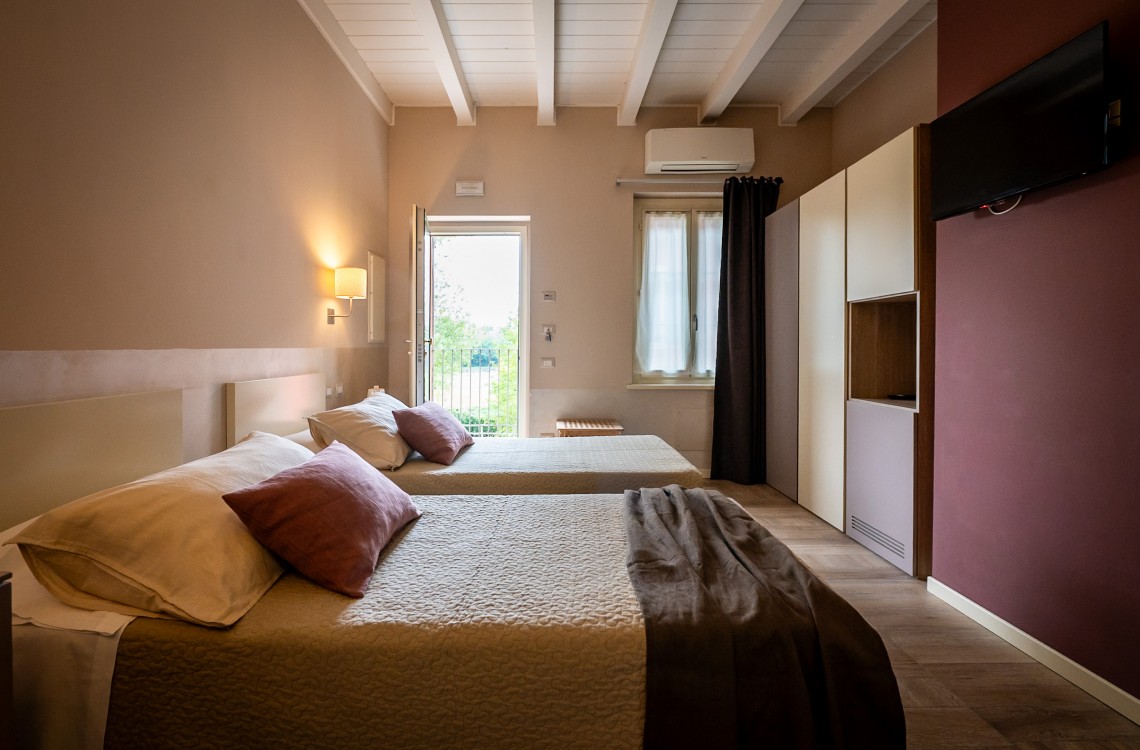 Situata al primo piano dell'edificio che chiude l'antica corte, questa spaziosa e luminosa camera doppia, anche ad uso singola, con balcone aperto sulla corte, è la location ideale per trascorrere le vostre vacanze o pernottare durante un viaggio di lavoro. Con una superficie totale di circa 30 mq, arredata in stile elegante e contemporaneo, offre comfort di ultima generazione. Questa camera offre una splendida vista sugli edifici circostanti e sulla nostra magica campagna.