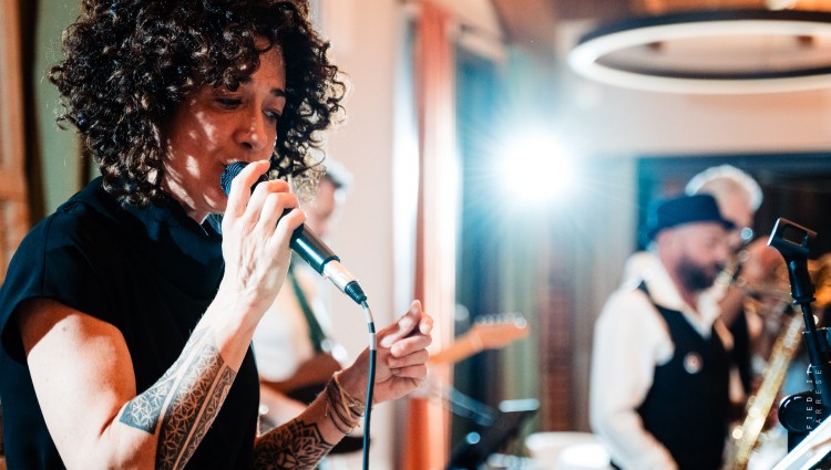 APERITIVO CON MUSICA DAL VIVO DEI CON I FUNK THE MALL BAND