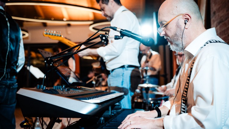 APERITIVO CON MUSICA DAL VIVO DEI CON I FUNK THE MALL BAND