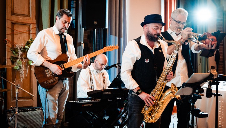 APERITIVO CON MUSICA DAL VIVO DEI CON I FUNK THE MALL BAND